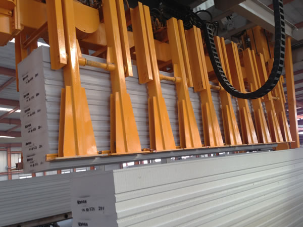 Finished product clamping hoist for the AAC panel sorting
